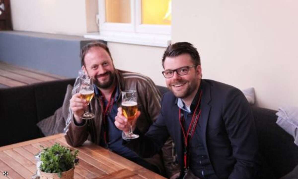 Benedikt Kant von Kant & Rothkegel Computer und Bürosysteme stößt mit Raimund Janßen von Janßen Contect SCS zum Auftakt der Abendprogramms an (Foto: Securepoint)