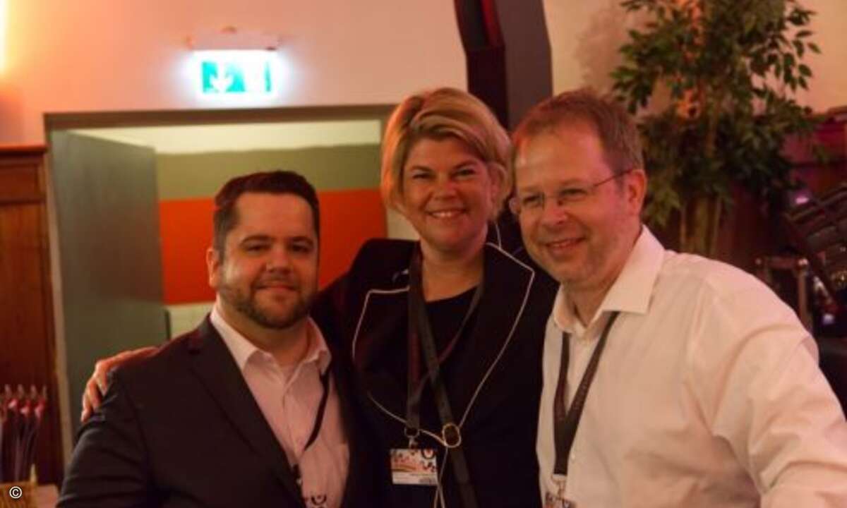 Blicken auf einen erfolgreichen Tag zurück: Claudia Hausmann mit René Hofmann und Eric Kaiser (alle Securepoint) (Foto: Securepoint)