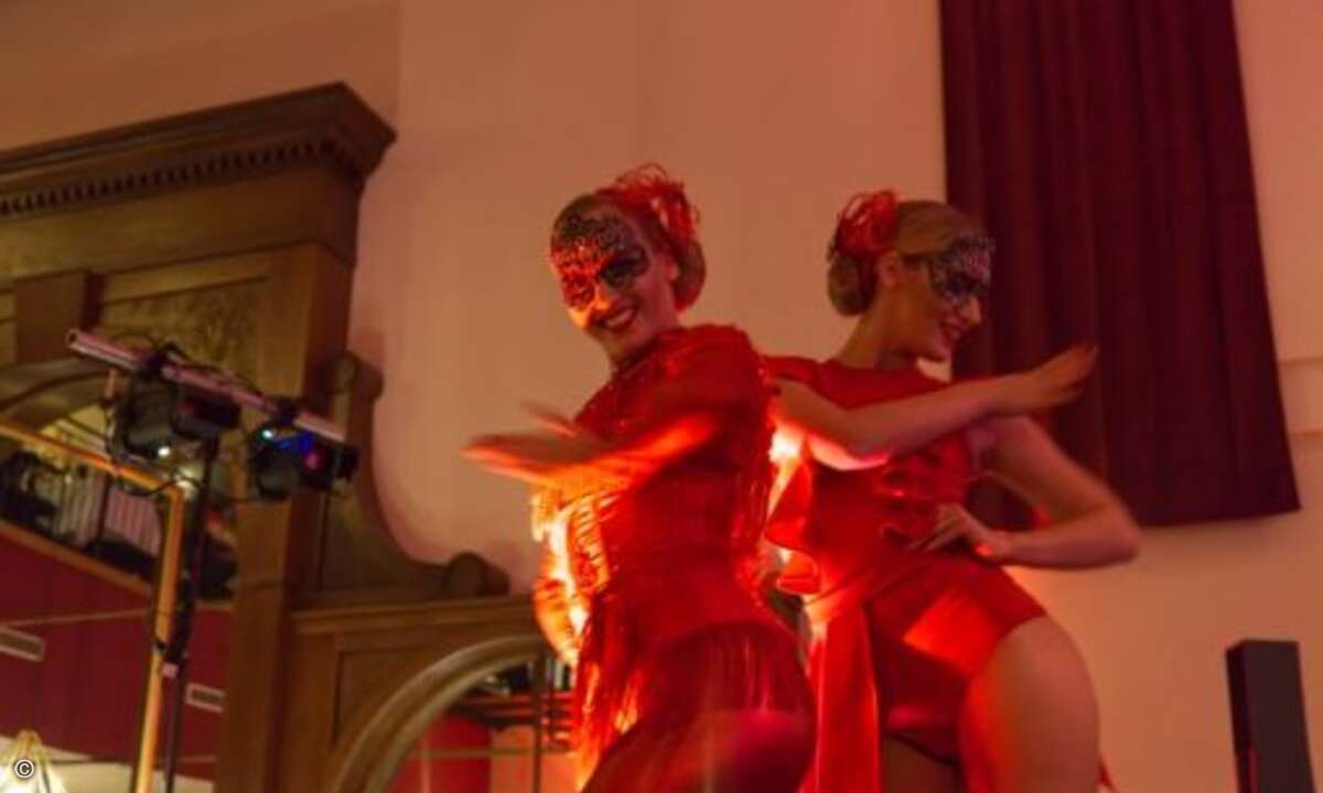 Musik und Tänzerinnen sorgen am Abend für Unterhaltung (Foto: Securepoint)
