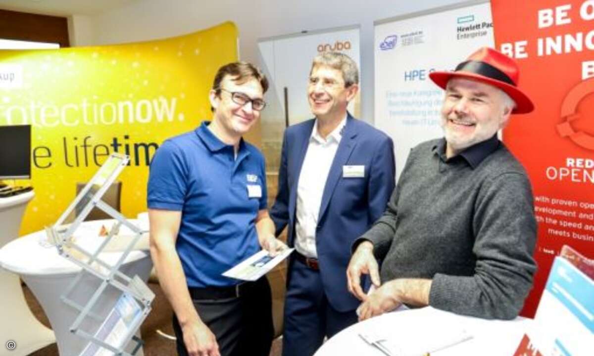 Freuen sich auf einen spannenden Tag: Hubert Schweinesbein von Red Hat (rechts) mit Sebastian Moosreiner und Holger Gottwald (Foto: SEP)