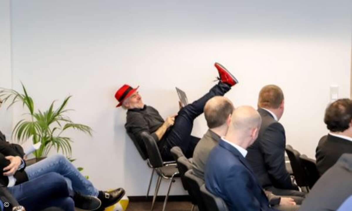 Nicht nur der Hut ist rot, wie Hubert Schweinesbein von Red Hat hier zeigt (Foto: SEP)