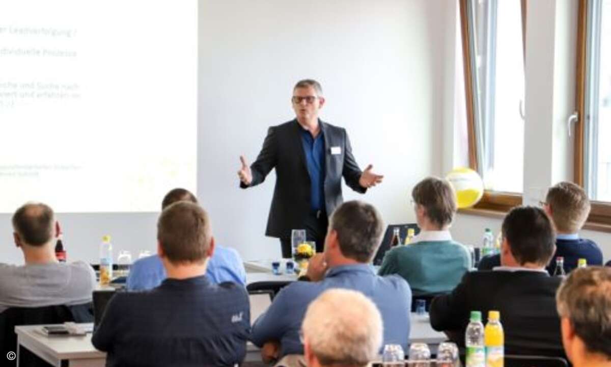 Vertriebschef Jan Trinkl erläutert das neue Partnerprogramm (Foto: SEP)