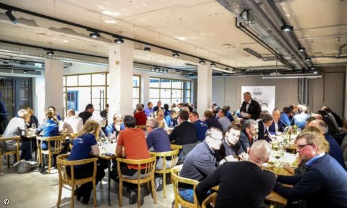 Angeregter Austausch beim Abendessen