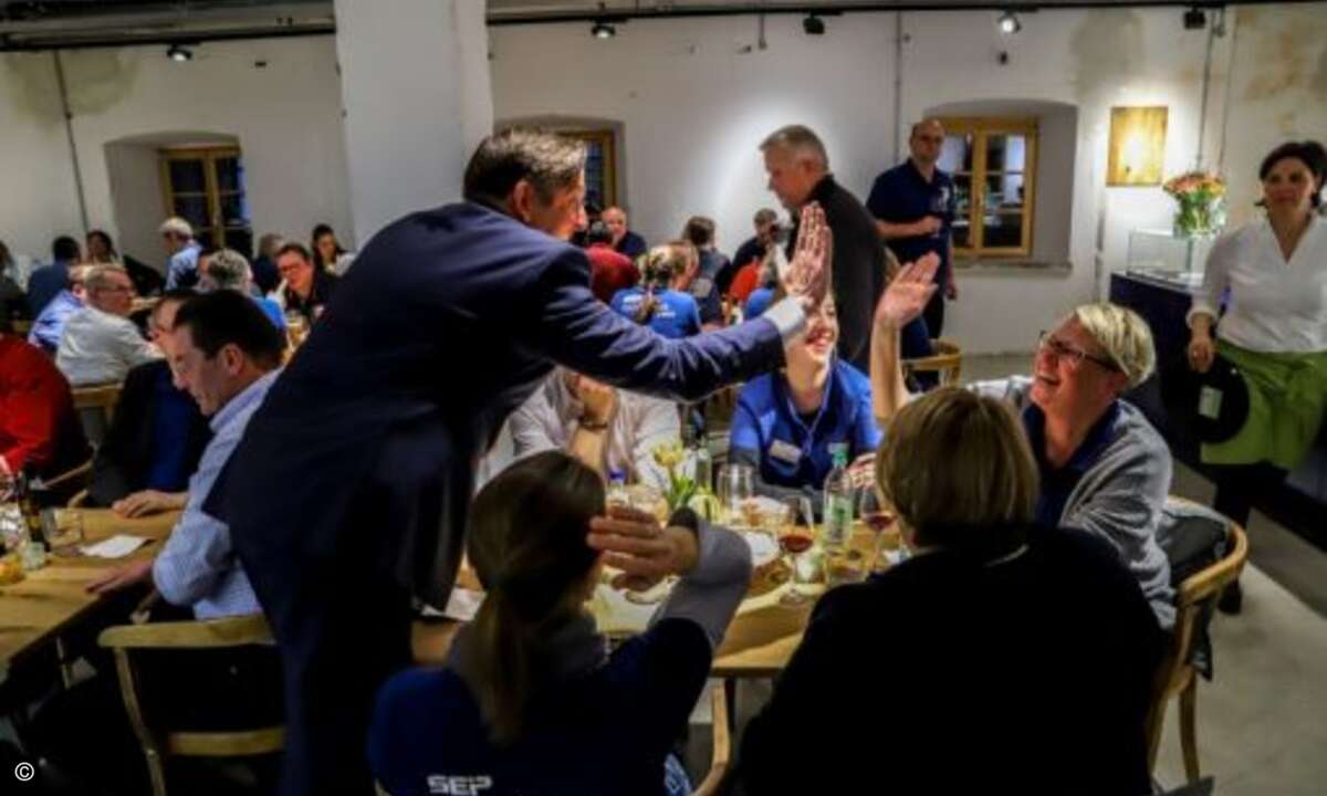 Magic Dinner: Live-Zauberei am Tisch unterhält die Gäste (Foto: SEP)