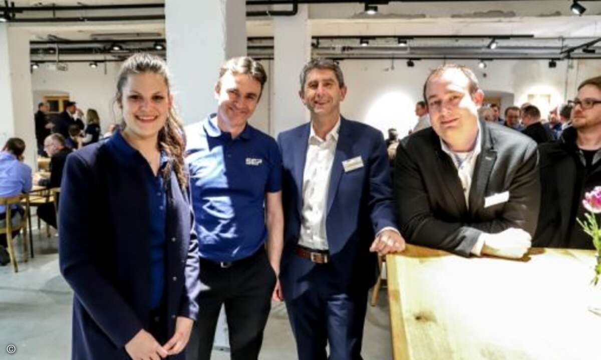 Julia Karmann, Sebastian Moosreiner und Holger Gottwald von SEP mit Thomas Wuckel von BW-Tech (Foto: SEP)