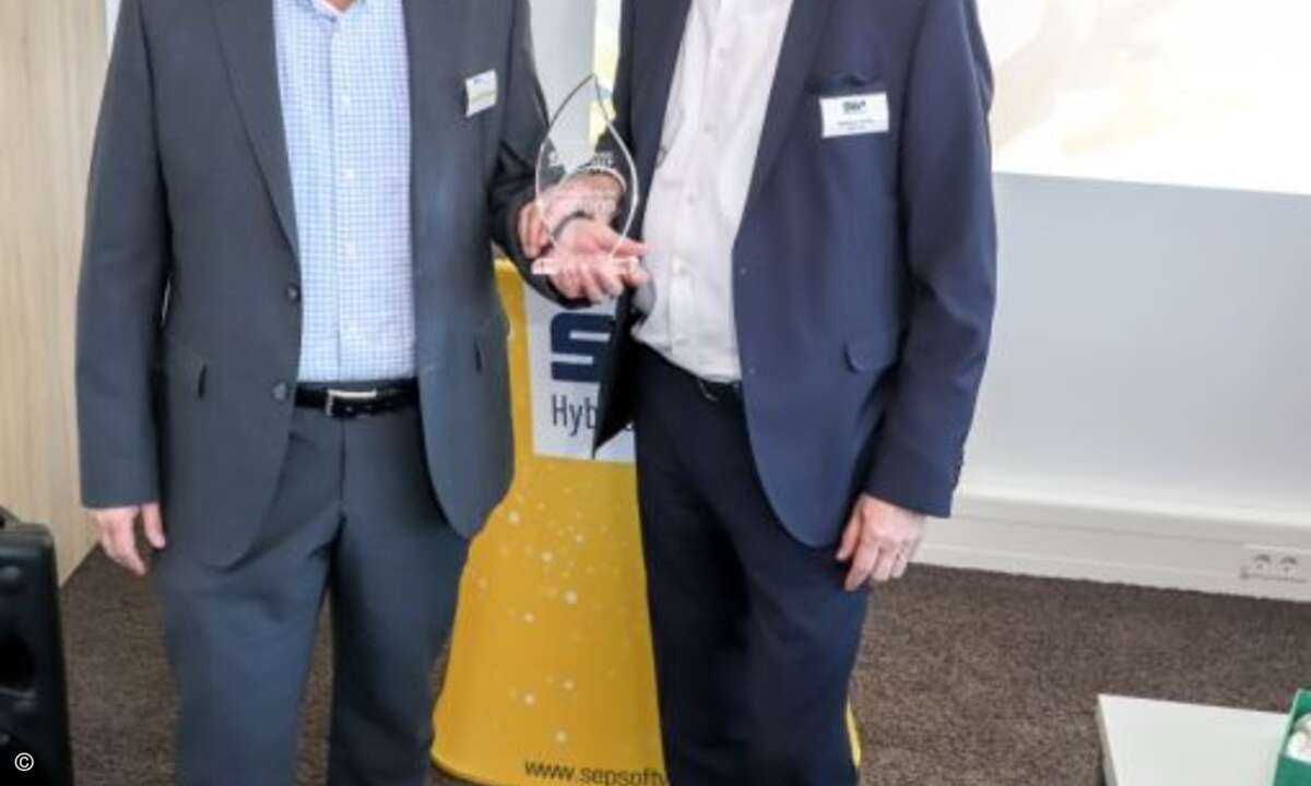 Stefan Englert von Axians IT Solutions freut sich mit Hartmut Birke von SEP über die Auszeichnung als »Cloud Reseller of the Year« (Foto: SEP)