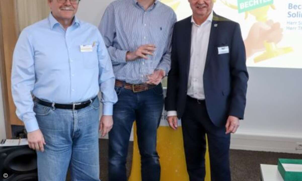 Thomas Michael Müller und Sven Büchsenschütz von Bechtle (hier mit Hartmut Birke, SEP) wurden aus »Reseller of the Year« geehrt (Foto: SEP)