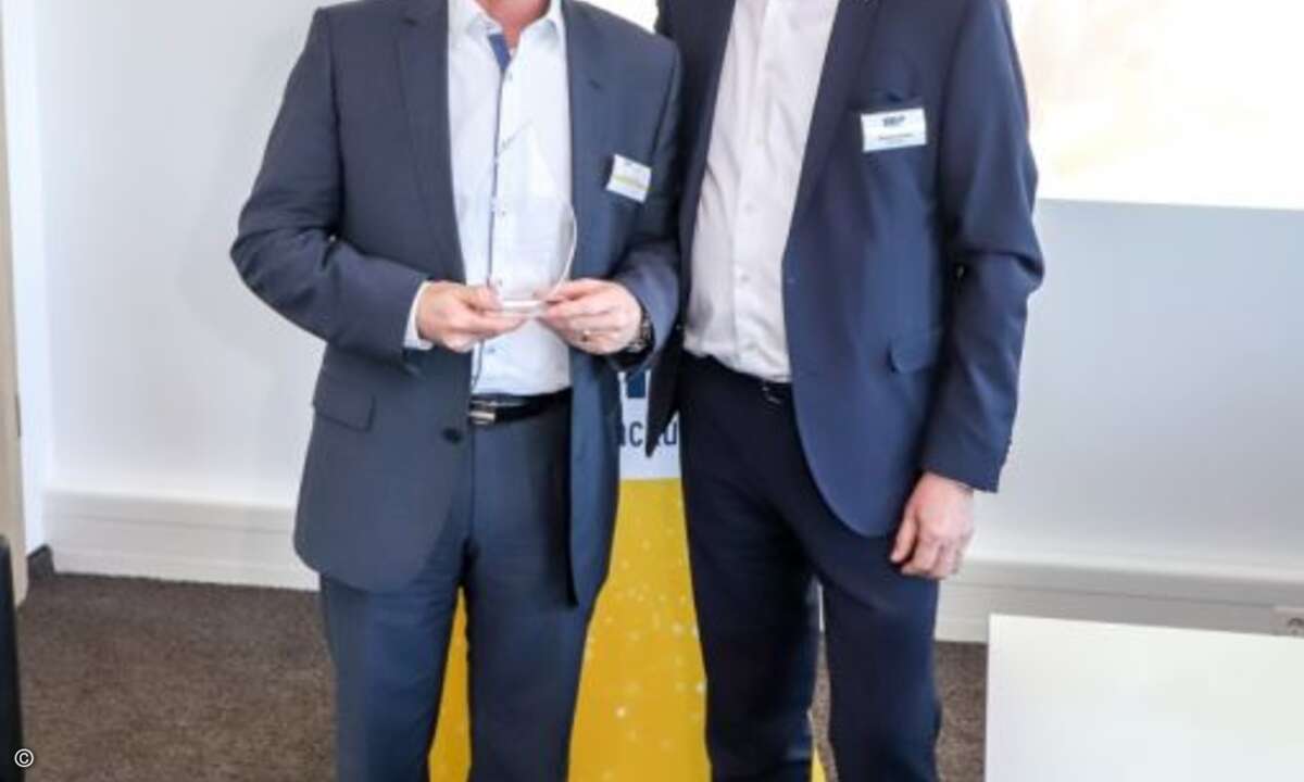 Wolfgang Eckerlin von iTec Services durfte sich über den »Top Competence Award« freuen, der von Hartmut Birke (SEP) überreicht wurde (Foto: SEP)