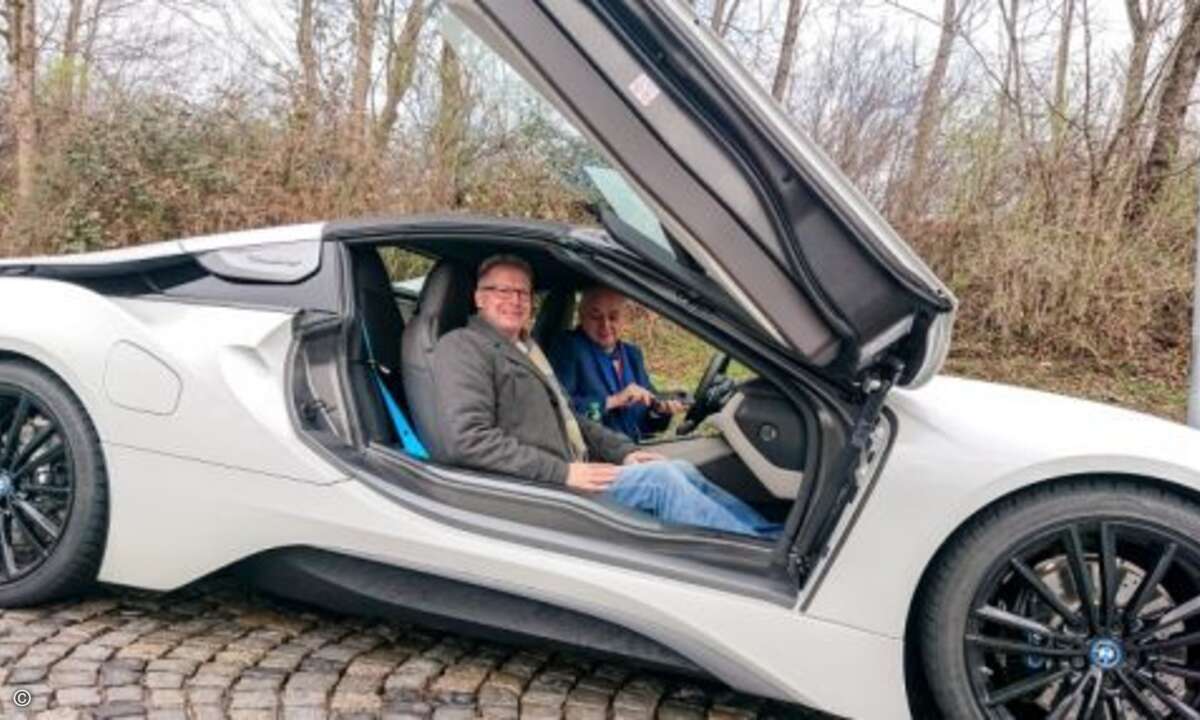 Wolfgang Eckerlin von iTec freut sich auf die Fahrt im BMW i8 Roadster (Foto: SEP)