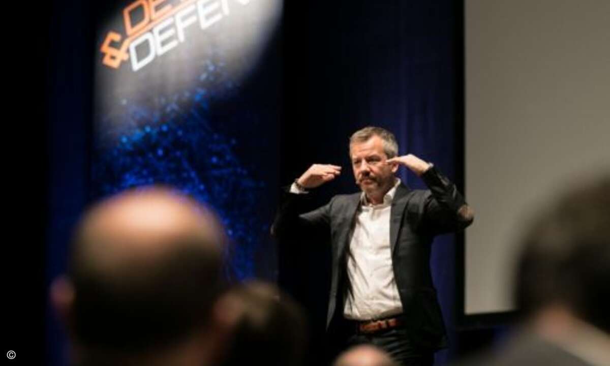 Gedächtnistrainer Markus Hofmann vermittelte den Teilnehmern anschaulich, wie sie sich Namen und andere Dinge besser merken können (Foto: Klaus D. Wolf – Securelink)