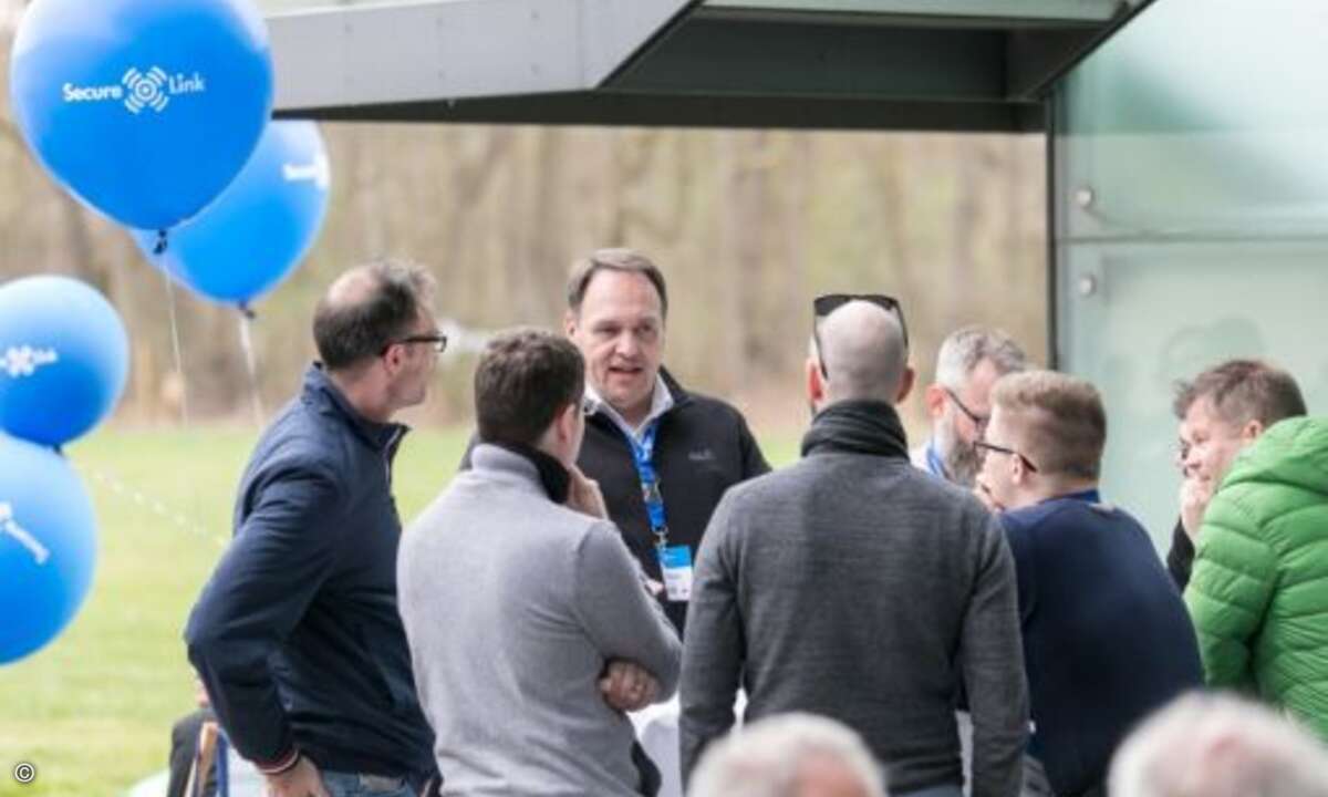 Bei frühlingshaftem Wetter geht es in den Pausen oft nach draußen (Foto: Klaus D. Wolf – Securelink)