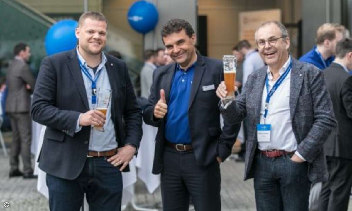 Blicken auf einen erfolgreichen Tag zurück: Matthias Rosche von Securelink (Mitte) sowie Wouter Winters und Etienne Verhasselt von Zion Security (Foto: Klaus D. Wolf – Securelink)