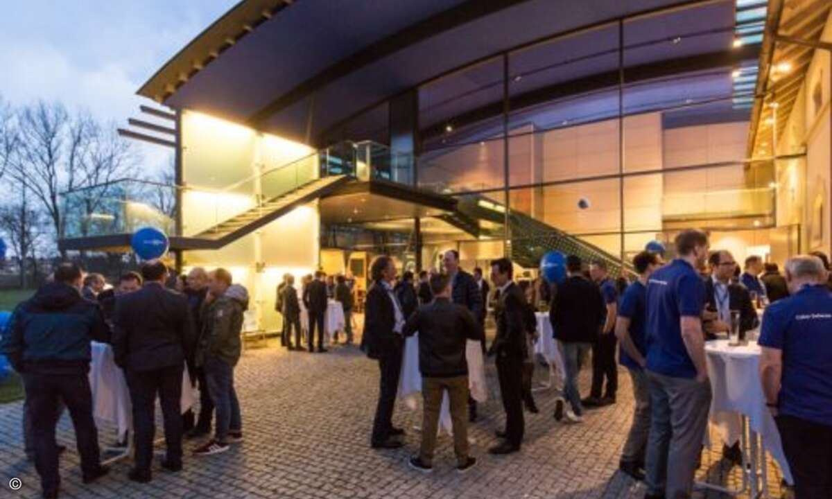 Auch zu fortgeschrittener Stunde sind die meisten Gäste noch zugegen (Foto: Klaus D. Wolf – Securelink)