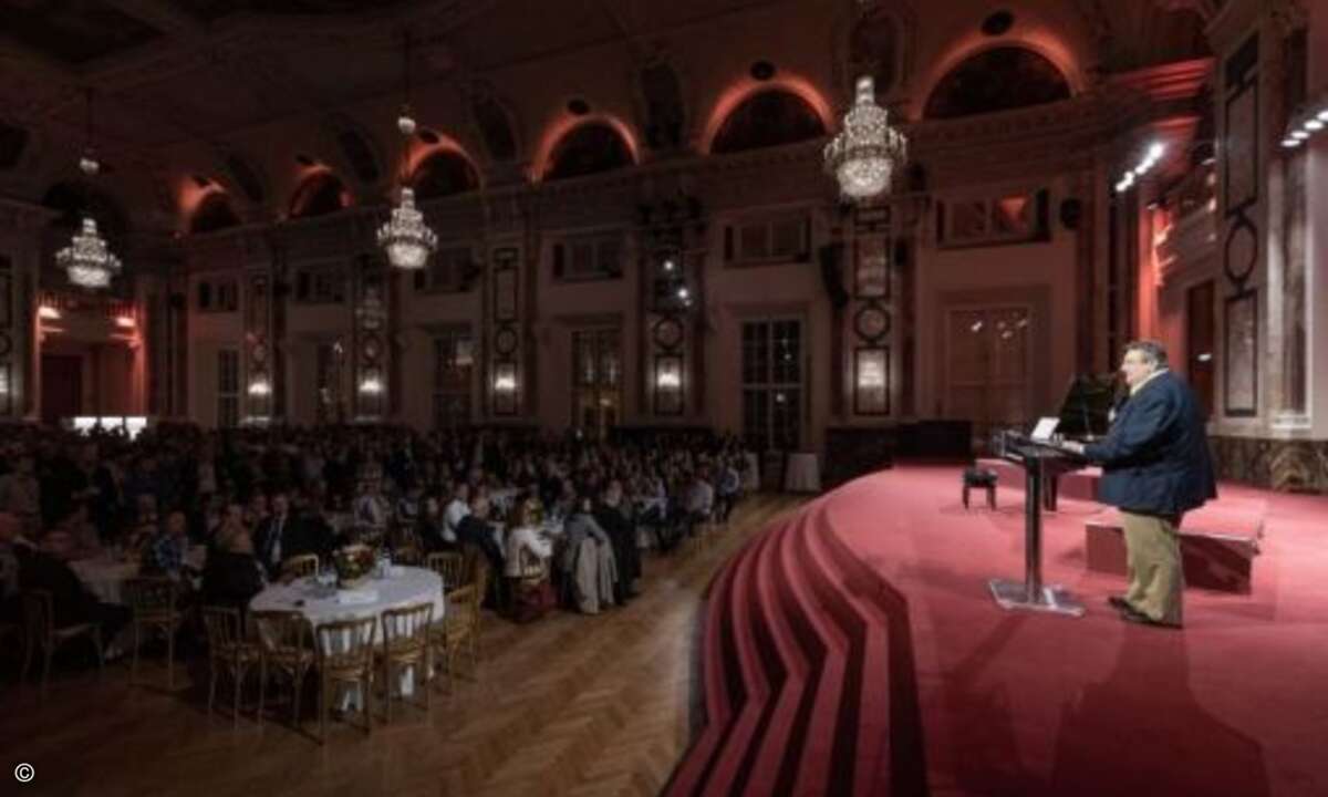Mark J. Barrenchea (CEO &CTO von Opentext) heißt alle Teilnehmer der Enterprise World Europe in Wien herzlichst willkommen