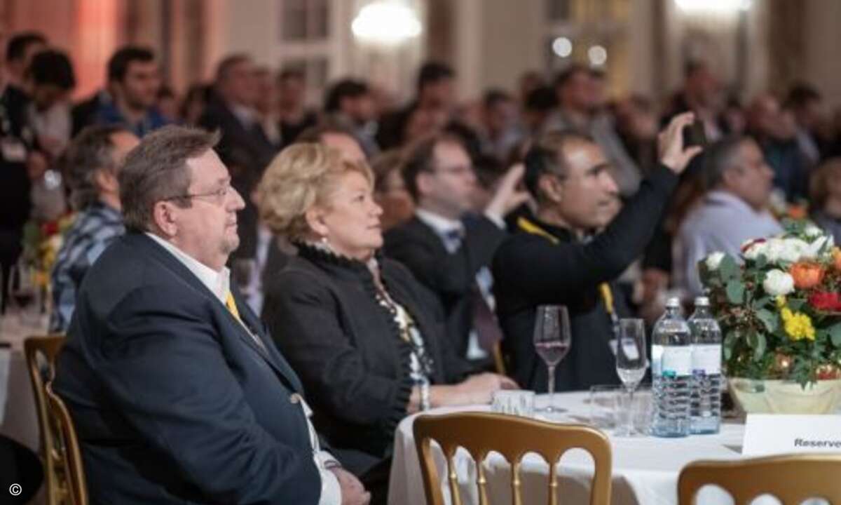 Die Opentext-Führungsriege lauscht den Klängen der Wiener Sängerknaben