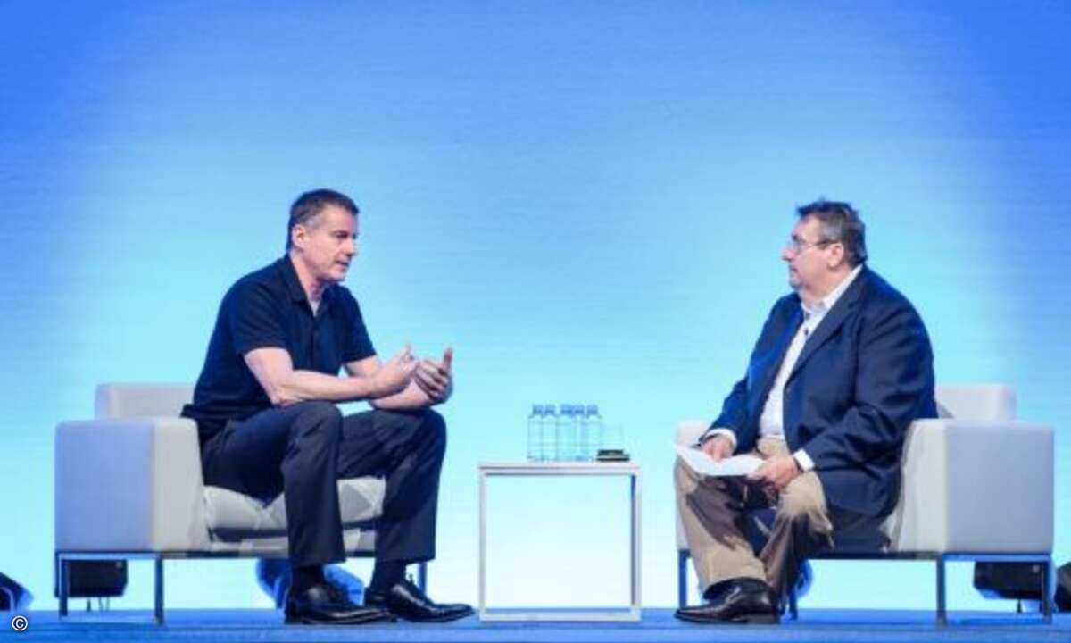 Opentext-CEO Mark J. Barrenechea (rechts) im Gespräch mit Mark Ramsay (Senior Managing Director Digital Delivery bei Accenture)