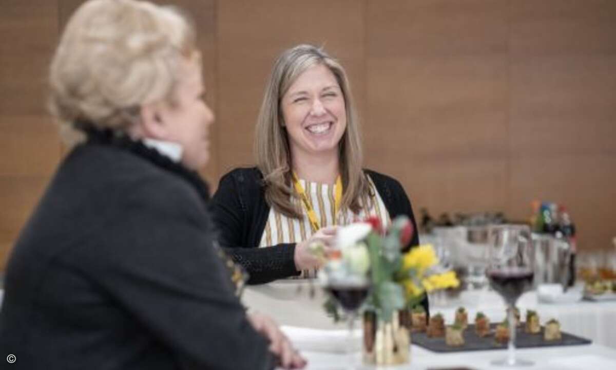 Gute Laune in der Mittagspause: Patty Nagel (Senior VP & CMO Opentext) und Sarah Lang (Senior Manager Customer Program, Opetext)