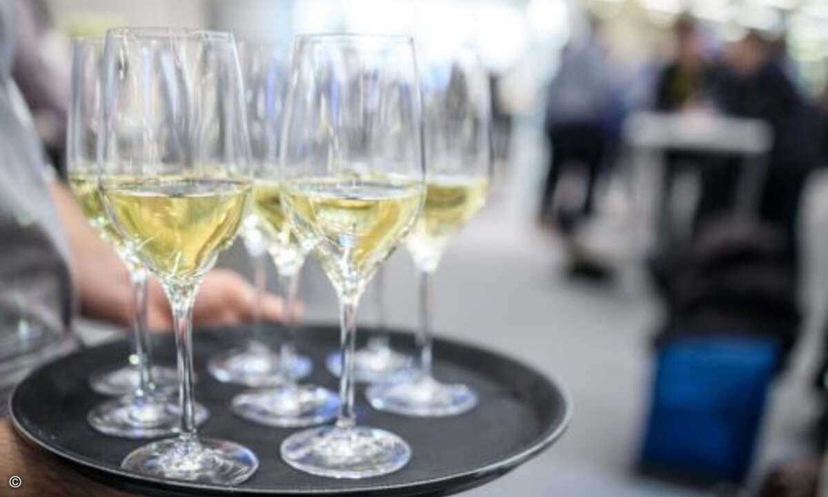 Der Konferenztag wird in entspannter Runde bei Drinks und Häppchen abgeschlossen