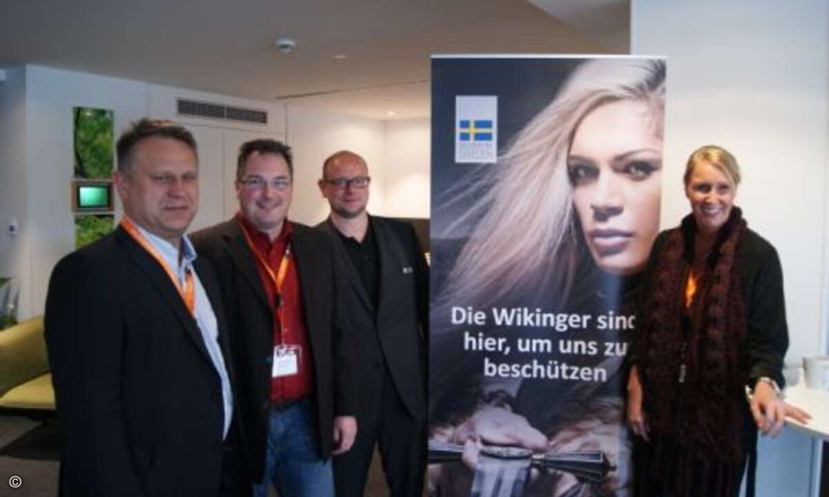 Felix Leupert von Clavister mit Gästen der Sysob-Roadshow
