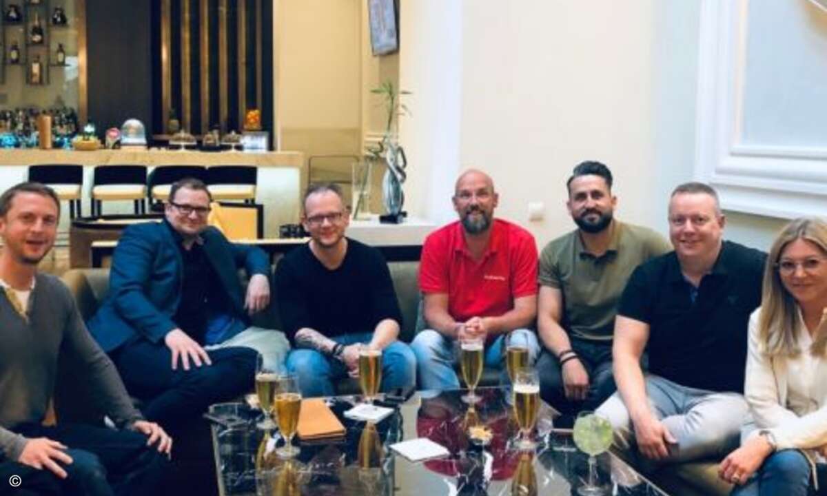 Die Gäste aus Deutschland warten in der Hotel-Lobby auf die Partner aus Zypern: Dennis Möller (CSL Computer), Robert Schenker (Schenker Technologies), Stefan Wehrhahn (Bullguard), Peter Röder (Bullguard), Oktay Cayiroglu (Bullguard) und Ralf Schweitz