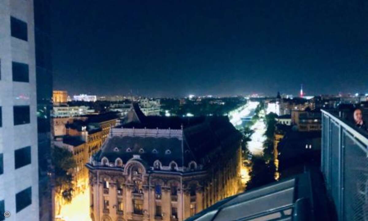 Top of Bukarest: Nächtlicher Blick über die Stadt zum Tagesabschluss (Foto: CRN)