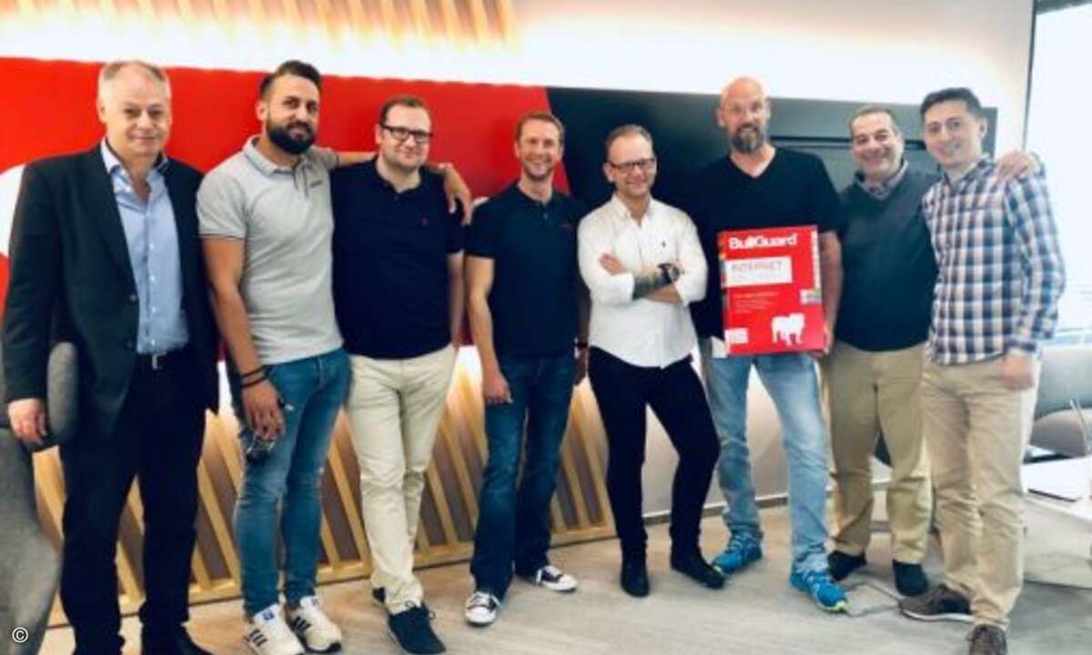 Am nächsten Morgen heißt Bogdan Arhip von Bullguard, links im Bild, Partner und Kollegen willkommen (Foto: CRN)