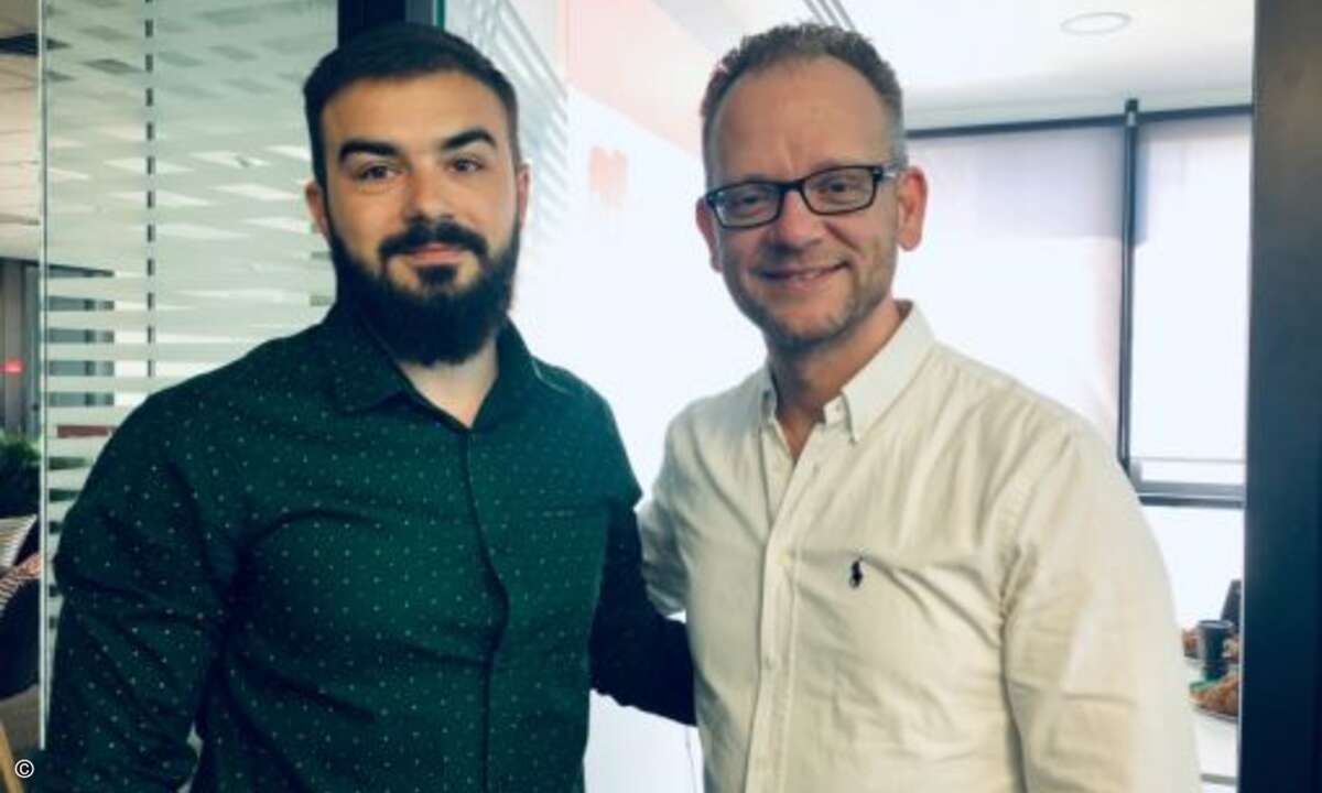 Vlad Podoleanu, Produktmananger bei Bullguard (links) stellt den zum Patent angemeldeten Bullguard-Gamebooster vor (Foto: CRN)