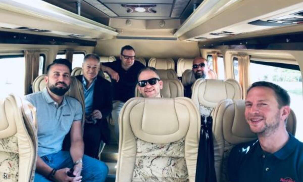 Anschließend ging es per Shuttle auf Sightseeing-Tour - die coolen Jungs sitzen natürlich immer hinten im Bus, so auch Robert Schenker (Schenker Technologies), Christodoulos Stephanis (Stephanis), Stefan Wehrhahn (Bullguard), Oktay Cayiroglu (Bullgua