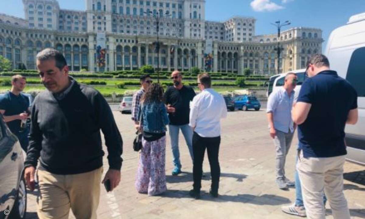 Peter Röder (Bullguard) kennt sich mit der Historie um den Parlamentspalasts Bukarests fast genauso gut aus wie der Tourguide und referiert über die Situation nach der Revolution (Foto: CRN)