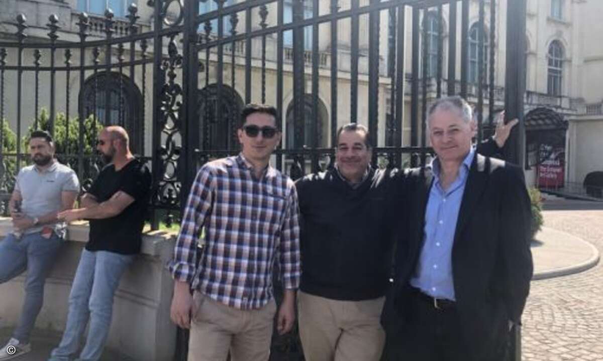 Gegenüber vom Athenäum, am Platz der Revolution, genießen Bogdan Arhip (Bullguard), Christos Kiouzelis (Zilos) und Christodoulos Stephanis(Stephanis) vor dem Nationalmuseum für Kunst die Sonne (Foto: CRN)