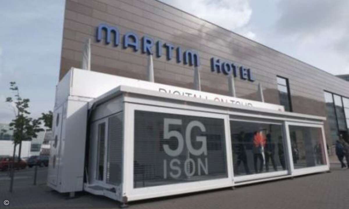 Gerade auf Reisen einmal quer durch Westeuropa: Pünktlich zur Partnerkonferenz machte auch Huaweis 5G-Truck in Düsseldorf einen Stopp, Foto: Huawei