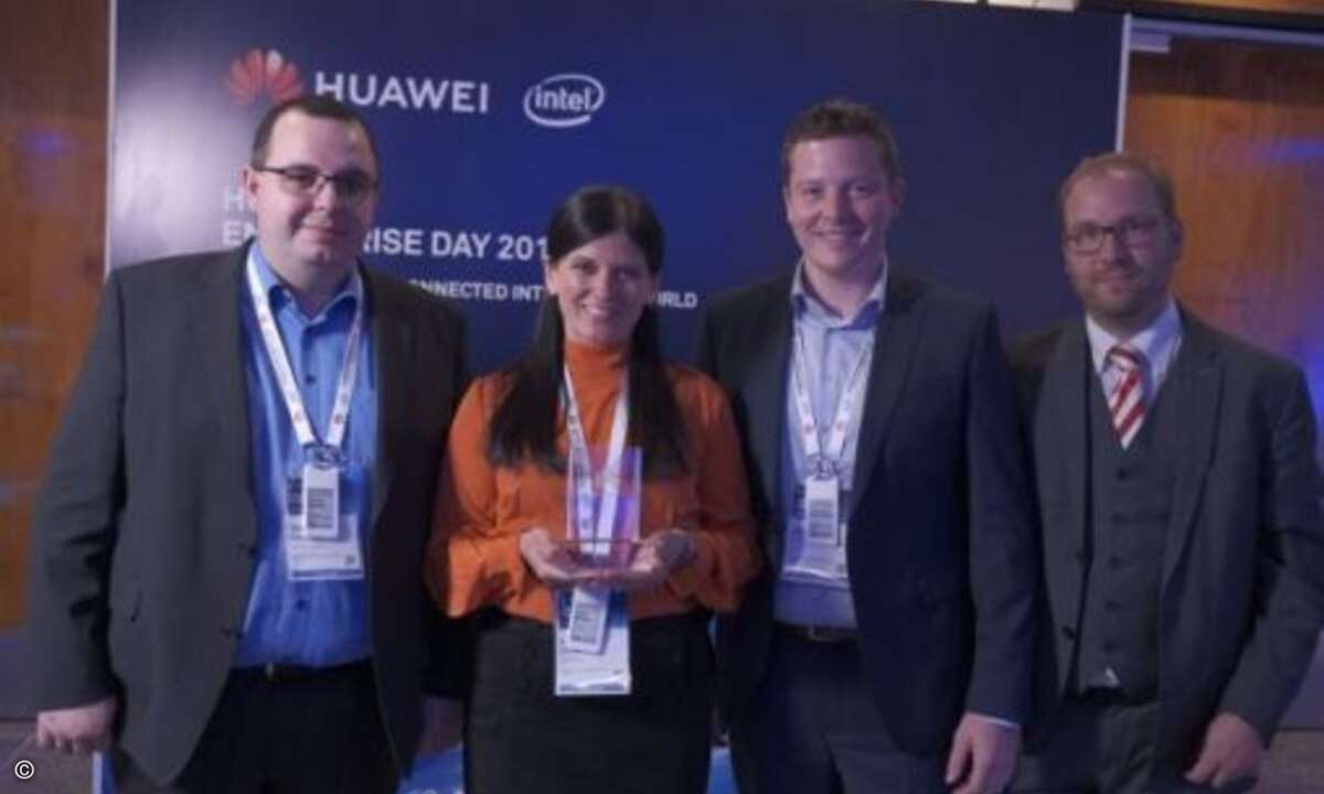 Trophäe für ein erfolgreiches Jahr: Urano wurde bei der Partnerkonferenz als der am schnellsten wachsende Servicepartner ausgezeichnet, Foto: Huawei
