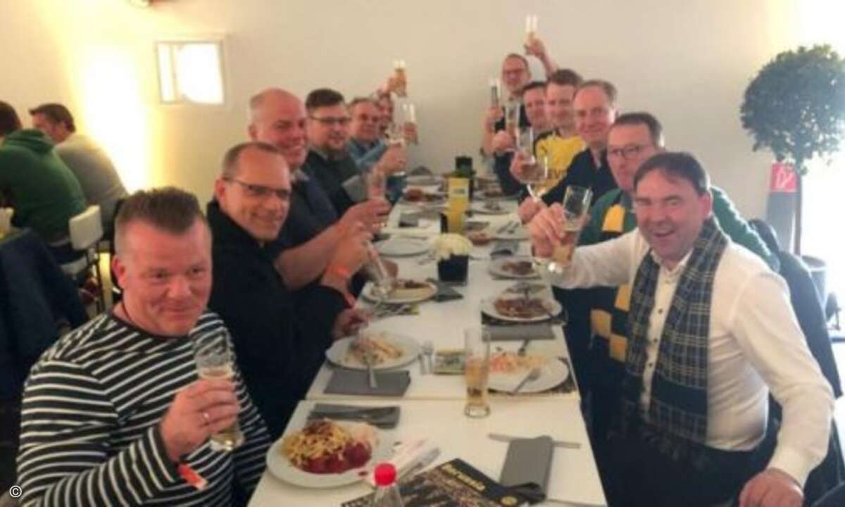 Estos mit seinen Partnern im VIP-Zelt des BVB-Stadions