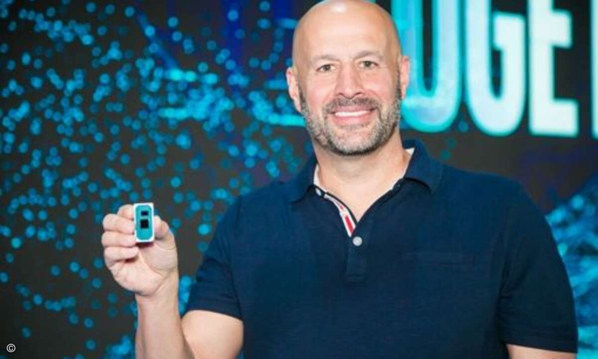 Gregory Bryant zeigt den neuen im 10-nm-Verfahren gefertigten Intel-Core-Prozessor (Bild: Intel)