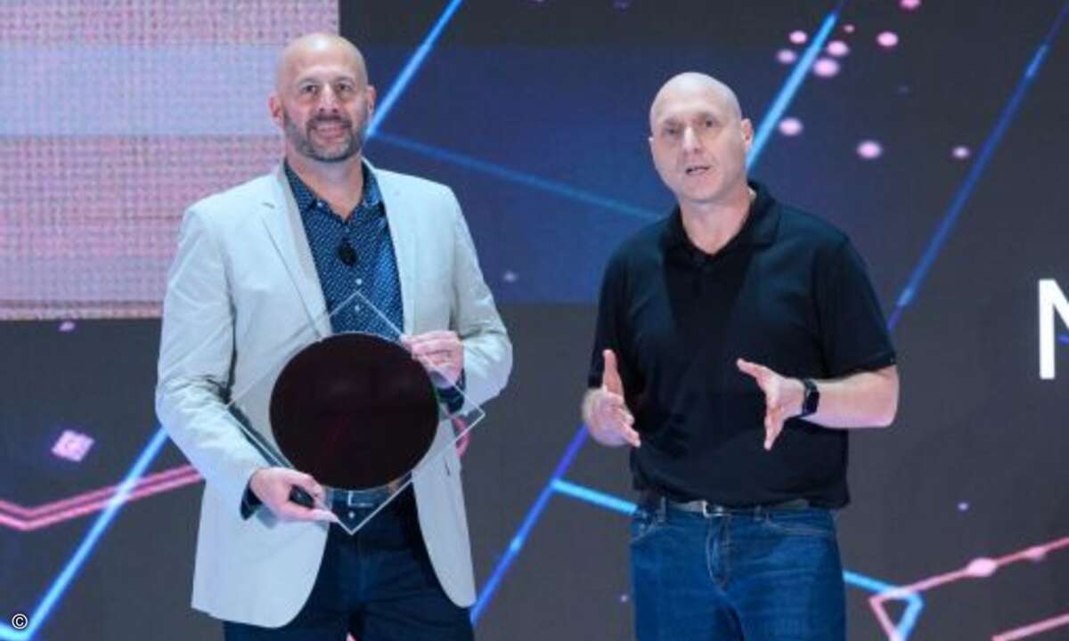 Gregory Bryant (links) und Uri Frank, Vice President of Platform Engineering der Client Computing Group, mit den Wafern der »Ice Lake«-CPUs (Bild: Intel)