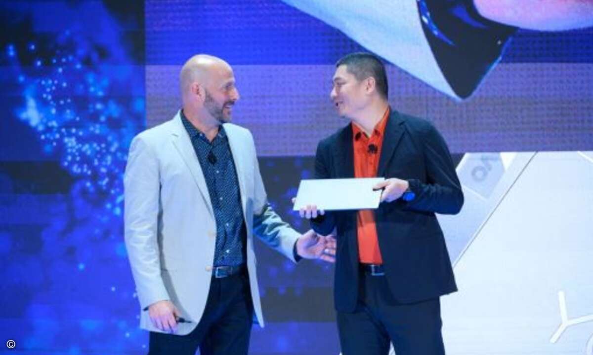 Gregory Bryant (links) und Johnson Jia, Senior Vice President der PC Business Group von Lenovo, zeigen auf der Computex das »Lenovo Yoga S940«, das den Vorgaben von Intels »Project Athena« entspricht (Bild: Intel)