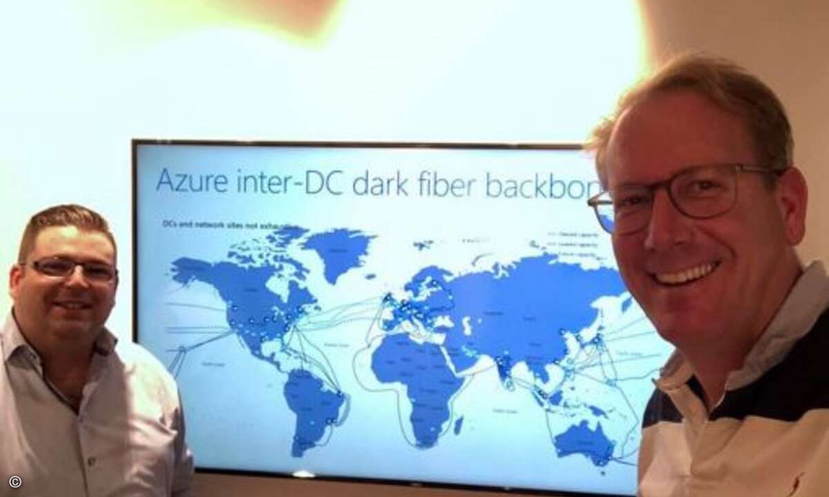 Mit Geschäftspartner und Freund Sven Wulf (rechts) wird der Internetknotenpunkt Frankfurt/Main besichtigt.