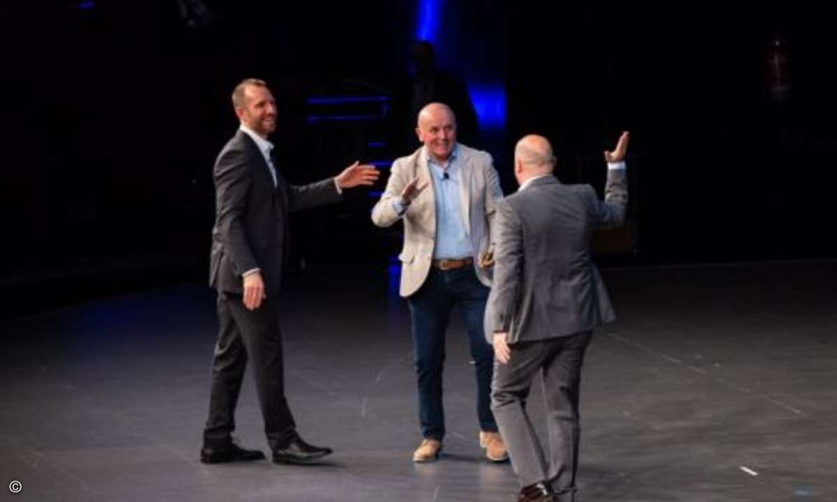 Gute Laune auch auf der Bühne, wo sich Brett Roscoe, Anthony Lye und Peter Wüst abklatschen (Foto: Graham Lee Photography / NetApp)