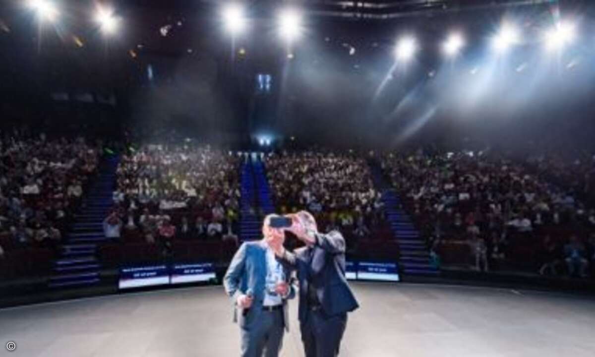 Die beeindruckend Kulisse wird auch vom Management im Foto festgehalten (Foto: Graham Lee Photography / NetApp)