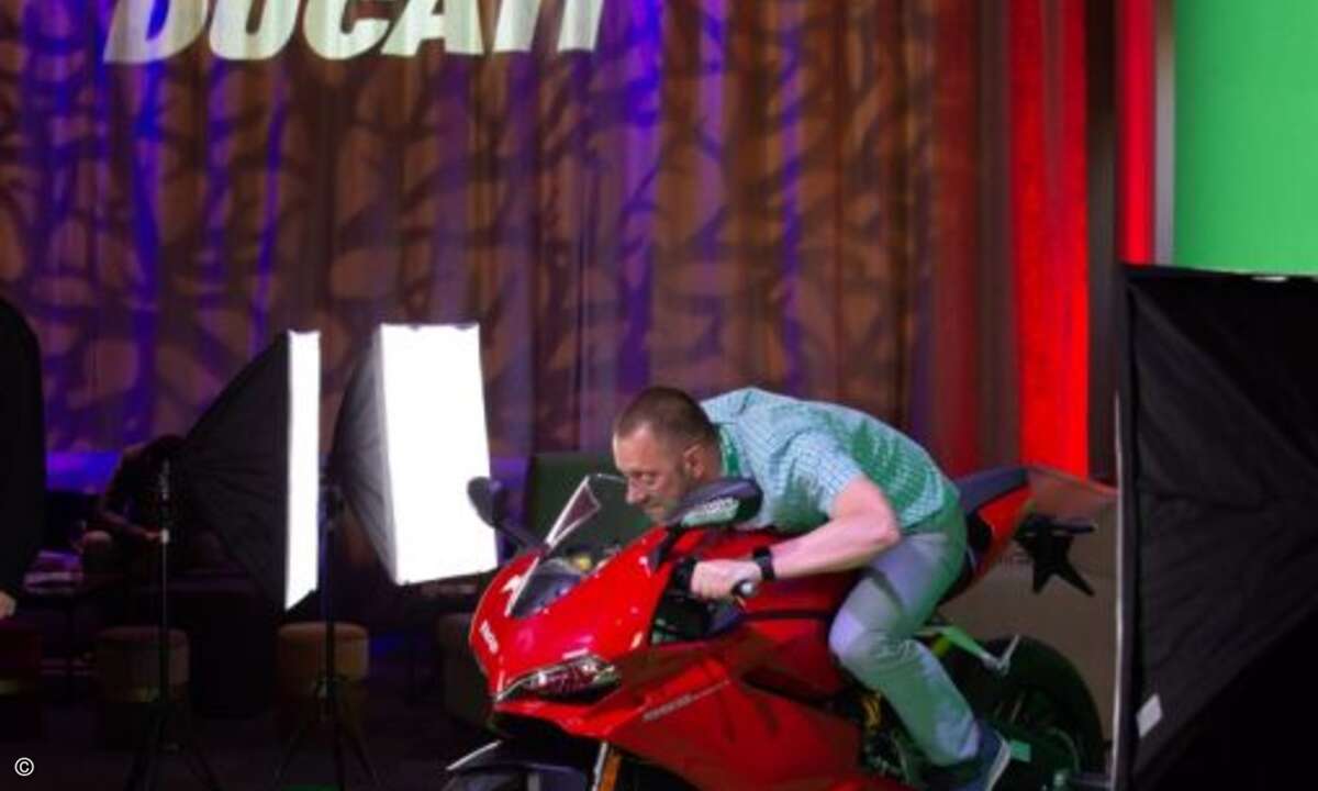 Vor dem Greenscreen kann man sich auch mal selbst auf eine der Rennmaschinen setzen (Foto: Graham Lee Photography / NetApp)
