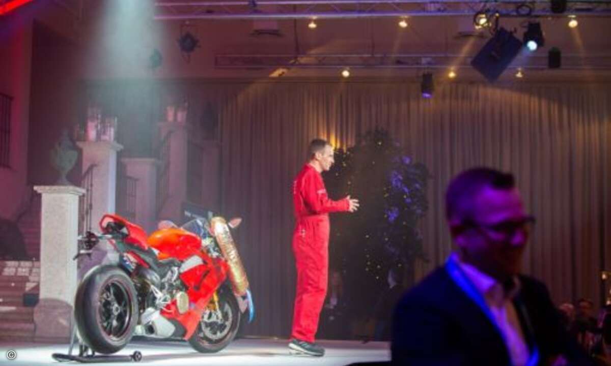 John Rollason moderiert durch den Abend und die Verleihung der Partner-Awards (Foto: Graham Lee Photography / NetApp)