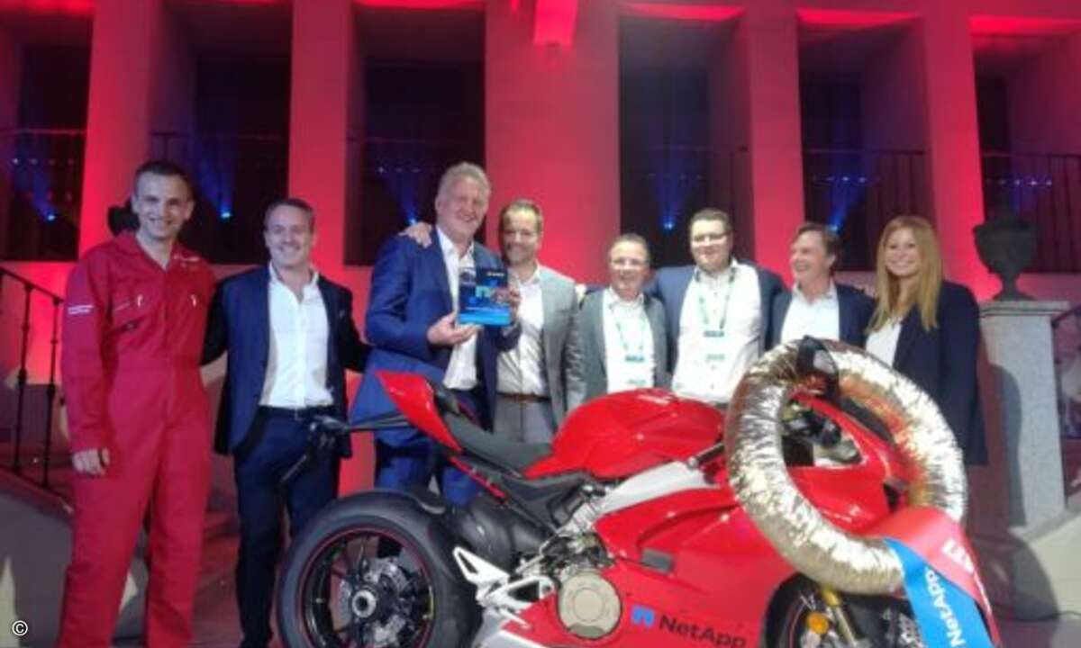 Das Bechtle-Team um Axel Feldhoff freut sich über die Auszeichnung als Cloud-Partner des Jahres (Foto: CRN)