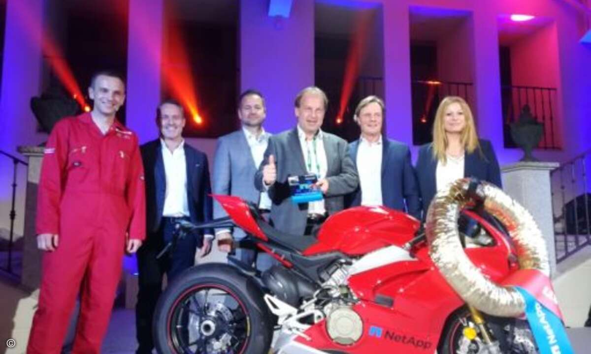 Der Preis für den Service-Partner des Jahres ging nach Österreich, an Bacher Systems (Foto: CRN)