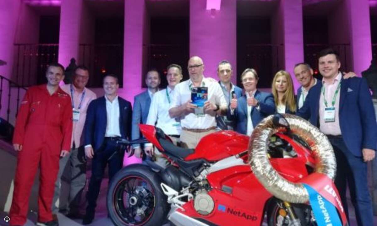 Das Proact-Team mit dem NetApp-Management und der Auszeichnung für den Partner des Jahres (Foto: CRN)