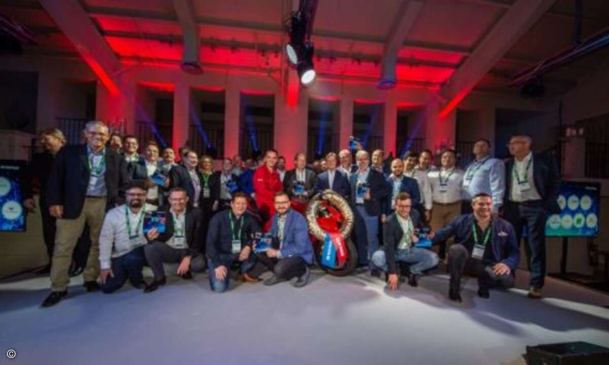 Da wird es rappelvoll auf der Bühe: Die Gewinner der NetApp-Partner-Awards auf einem Bild versammelt (Foto: Graham Lee Photography / NetApp)