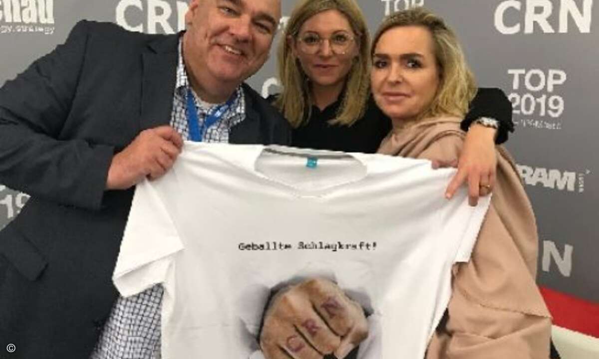Vier Fäuste für ein Halleluja? CRN schlägt sie alle mit nur einer Faust, wie Oliver Gorges (Cop Software + Services), Gina Gießmann und Carolin Schlüter (beide CRN) demonstrativ zeigen
