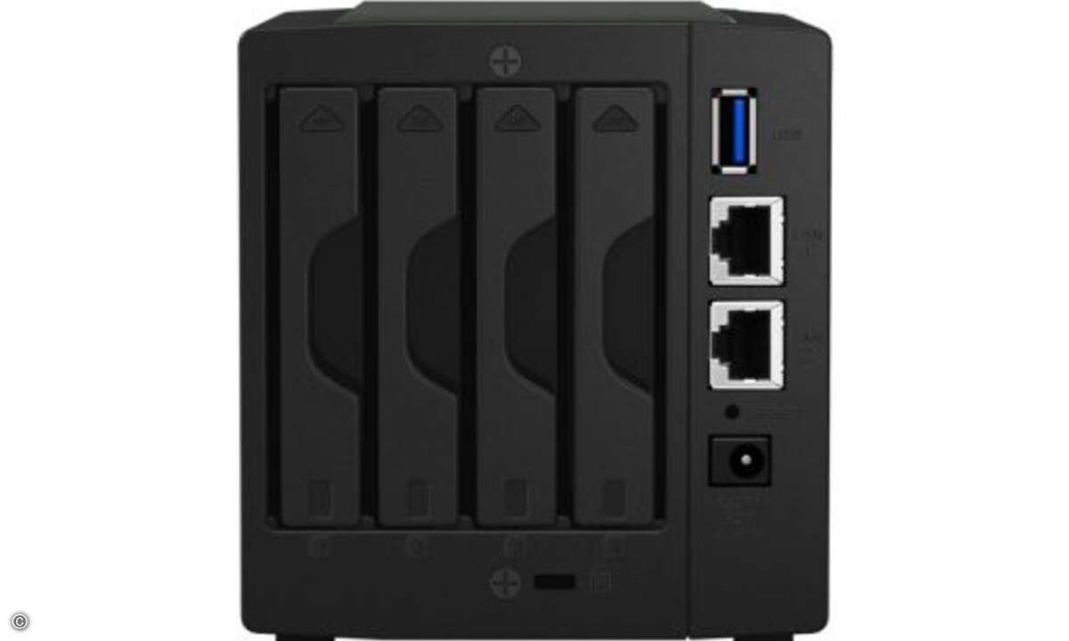 ... und nimmt vier 2,5-Zoll-Laufwerke auf, dazu gibt es 2 Gigabit-LAN-Ports sowie ...(Foto: Synology)