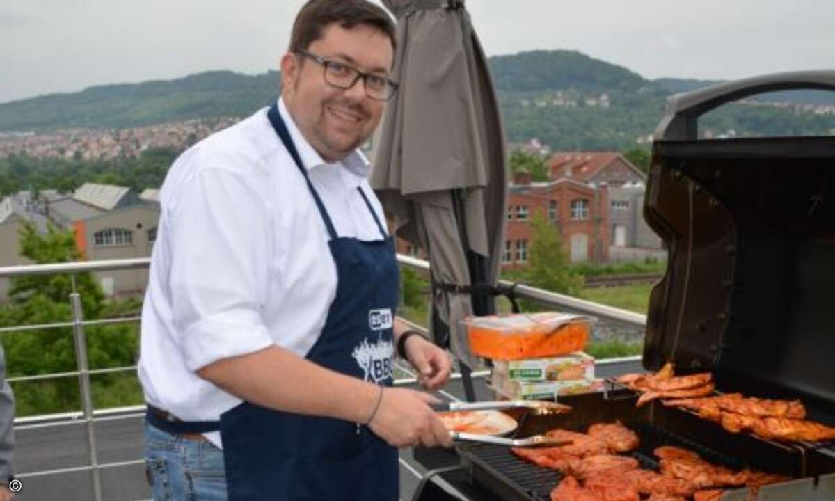 Channel-Manager Stefan Heitkamp fungiert als Gastgeber und Grillmeister (Foto: Eset)