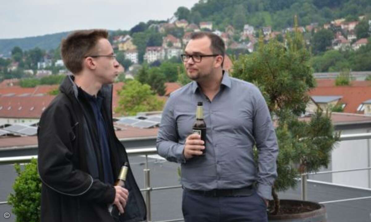 Zum Grillen gehört auch ein kühles Bier, so wie hier bei Oliver Hänsel von EDV Dienstleistungen Oliver Hänsel und Steffen Meinert von Wortmann (Foto: Eset)