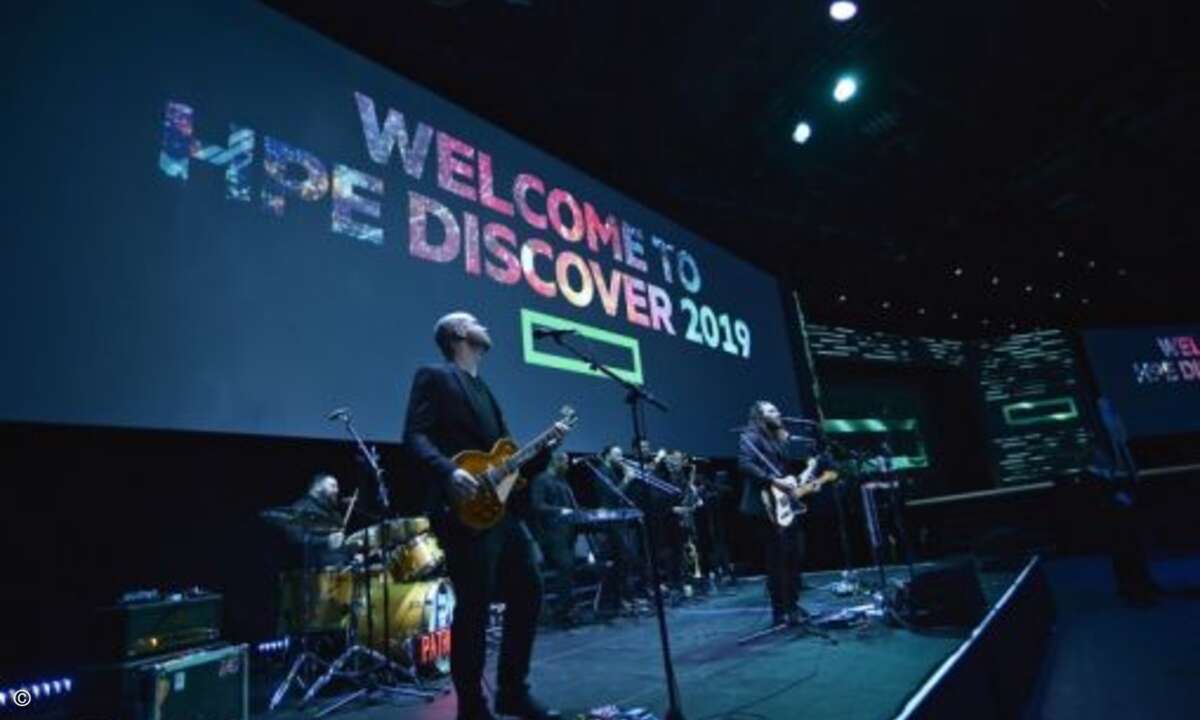 Eine Live-Band stimmte die Teilnehmer ein (Foto: HPE)